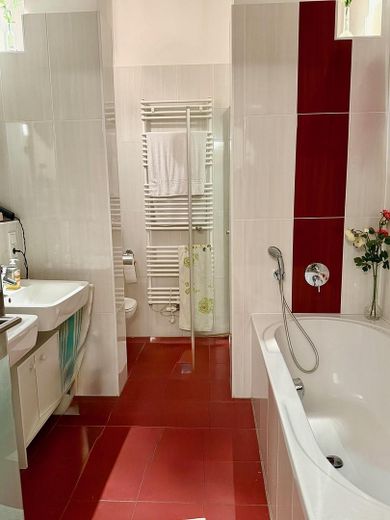 Bad mit Dusche und Wanne