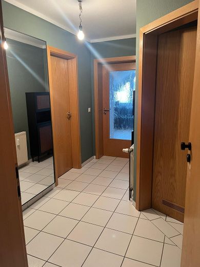 Ładne, jasne 2-pokojowe mieszkanie z balkonem i miejscem w garażu podziemnym w centralnej lokalizacji w Unna na sprzedaż – Flur: Blick von der Haustür 