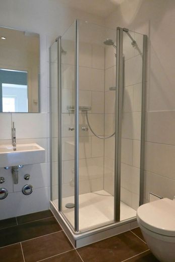 Wohnen im ehemaligen Stadtbad: Stilvolle 3-Zimmer-Wohnung mit Ruhrblick im Palais am Stadtkai – Gäste WC mit Dusche
