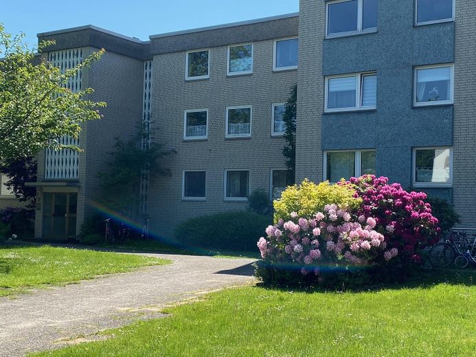 Großzügige 4-Zi.-Whg. (2 2/2 Zi.) mit Balkon/Südlage ; auf großem Grundstück ; provisionsfrei – Weg : von Straße zum Haus