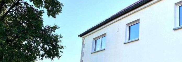 SO-Fassade mit Auffahrtstor