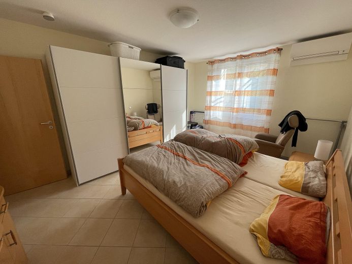 ruhige, helle 2,5 ZKB Souterrain Whg, FBH, voll klimatisiert, Parkplatz, SAT, Gbit Internet/WLAN – Schlafzimmer