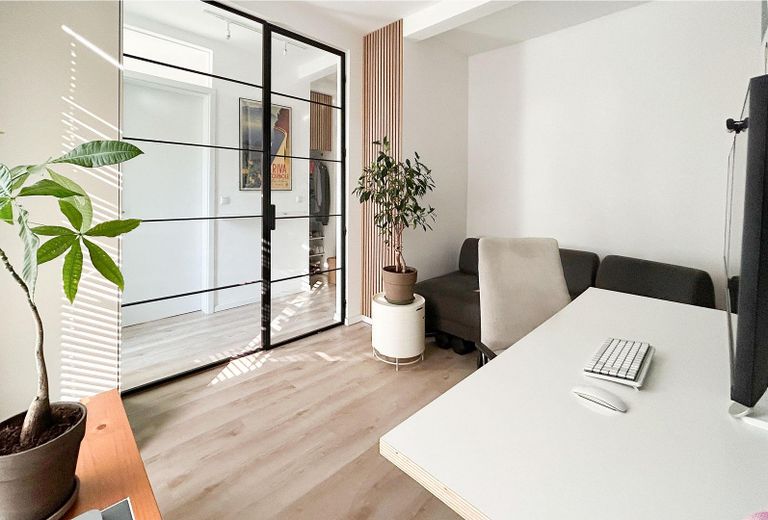 Ventana-asiento con vistas al verde, arquitectura tipo loft y bomba de calor: idilio familiar listo para entrar a vivir en Pulheim – Home-Office mit Lofttüren