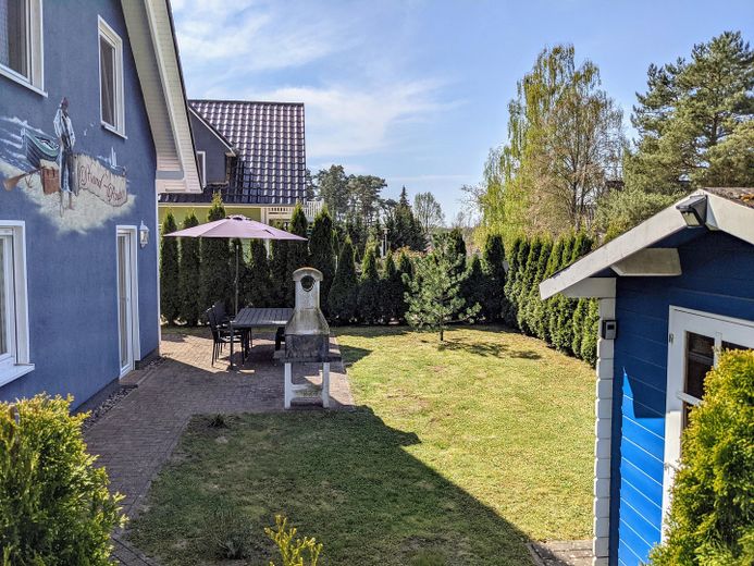 Garten mit Gerätehäuschen
