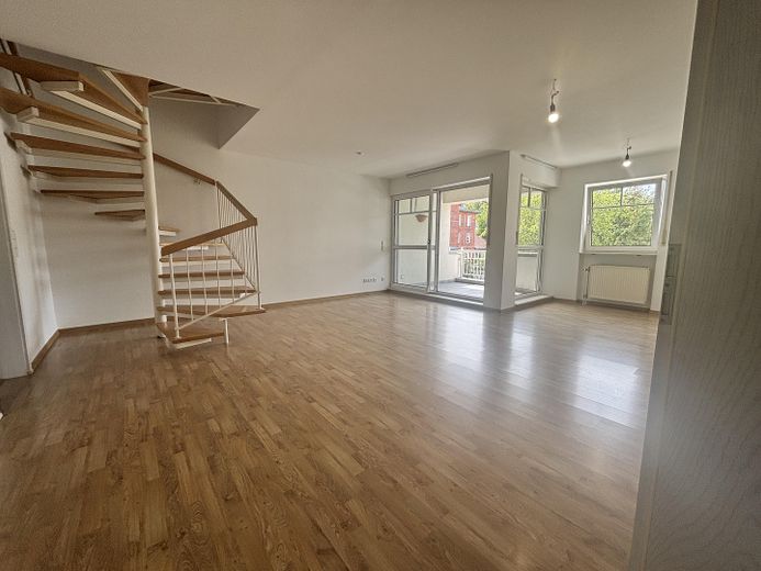 Helle 4,5 Zimmer Maisonette-Wohnung zu vermieten – Whg 3 Wohnzimmer mit Balkon