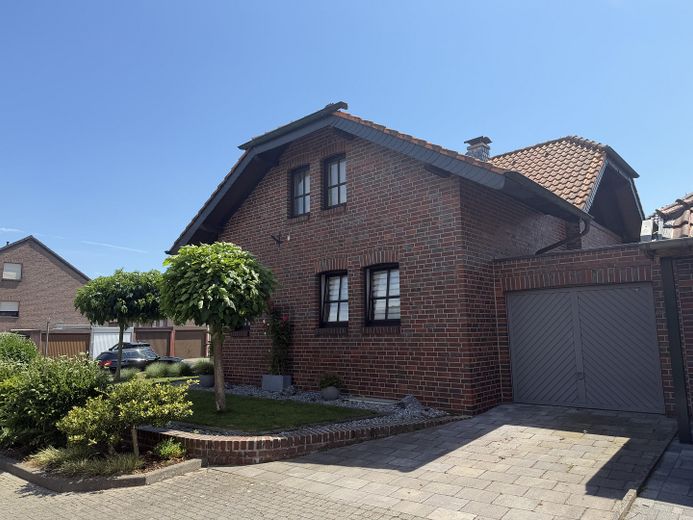 Gehobenes Ein- / Zweifamilienhaus im Landhausstil in ruhiger Lage – Außenansicht 1