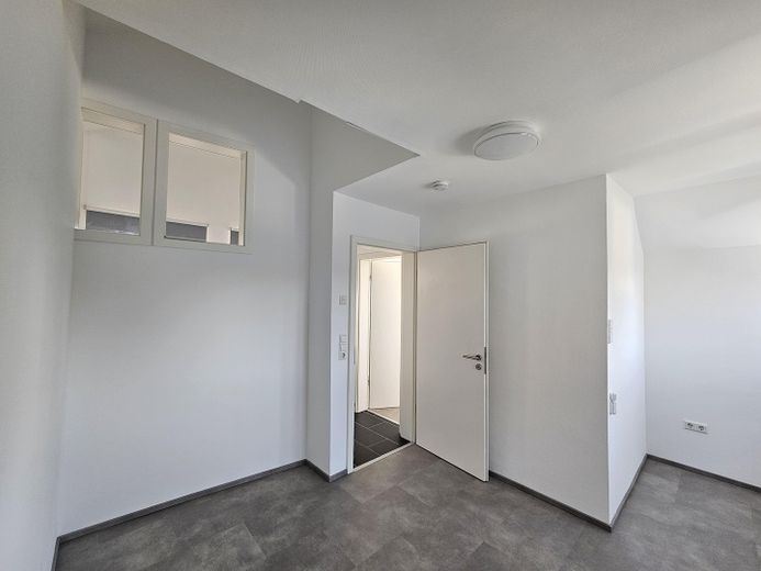 Großzügige Maisonette im Architektenhaus mit Kamin, Balkon & Albblick – ideal für 1–2 Personen – Zimmer 2 (2. OG)