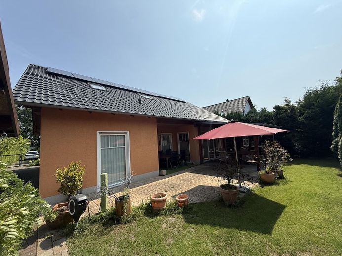 Stilvolles Einfamilienhaus mit Galerie, Kamin & traumhaftem Garten – Foto 2