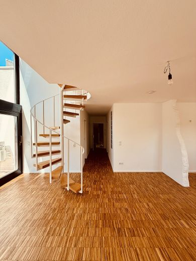 Maisonette-Traum in Alt-Weiden: Galerie, großzügige Dachterrasse und moderne Wärmepumpe – Wohnzimmer Richtung Eingang