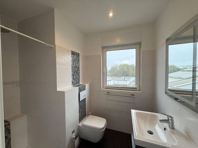 Provisionsfreies Traumhaftes Penthouse mit privater Dachterrasse und Fahrstuhl direkt in die Wohnung – Bad im Schlafzimmer