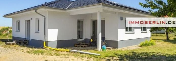 IMMOBERLIN.DE - Moderner Bungalow mit traumhaftem Sonnengarten & verpachtetem Land