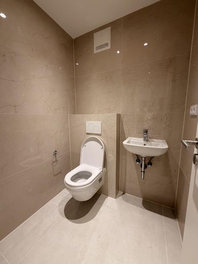 Sogno abitativo inondato di luce a Köln Weiden – spazioso appartamento di 3 locali con balcone – Gäste WC