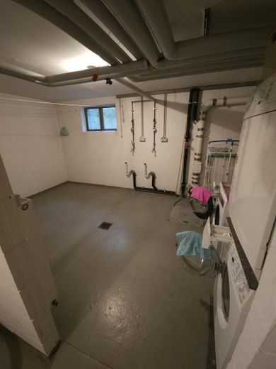 Gepflegte 2-Zimmer-Wohnung mit Balkon und Einbauküche in Leonberg-Gebersheim – Waschküche