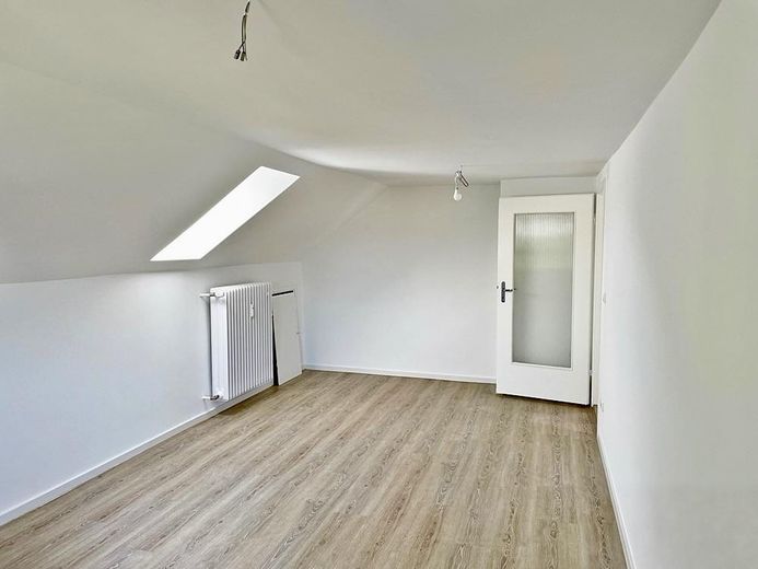 Luminoso appartamento mansardato di 3 locali a Monaco-Allach con posto auto e porzione di giardino privata – Wohnzimmer