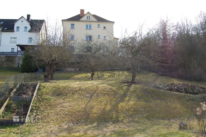 +++Stadtvilla mit 3 Wohneinheiten und großem Grundstück in zentraler Lage+++ – Garten mit Haus von hinten