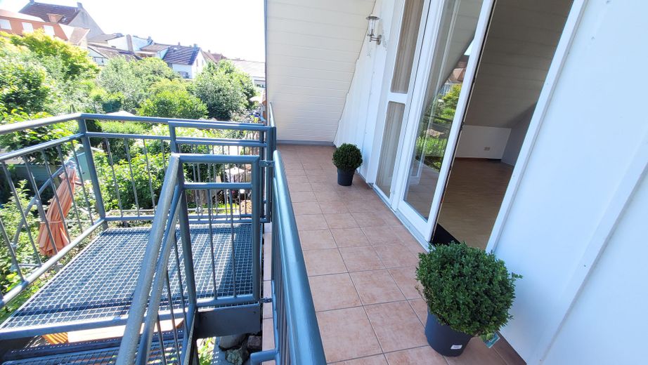 Loggia mit Treppe z. Garten (1