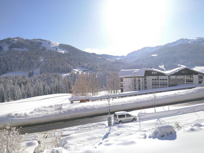 Balderschwang’da kapalı otoparklı yüksek kaliteli tatil evi – Blick auf Wohnanlage