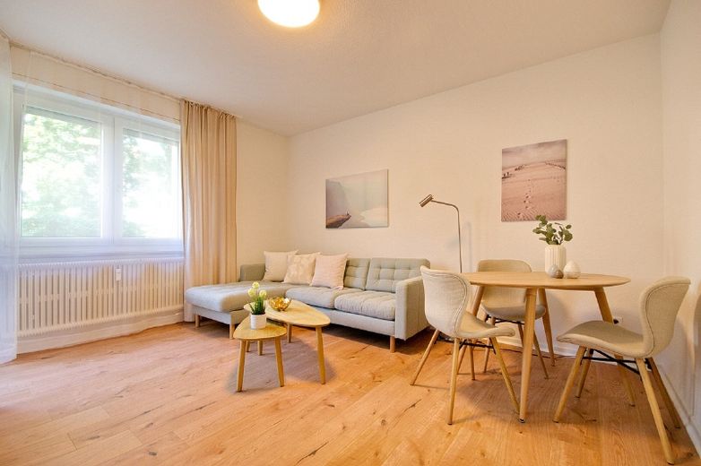Bright, attractively furnished apartment with balcony and internet access, quiet and centrally located, approx. 200 metres from the “Planckstraße” underground station – 3b90d711d69546754fdb6ff5c45ab1637f7d7865.jpg