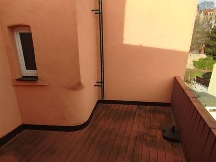 Großzügige 3-Zimmer mit EBK, großen Balkon und Laminat in zentraler Lage! – Foto 1