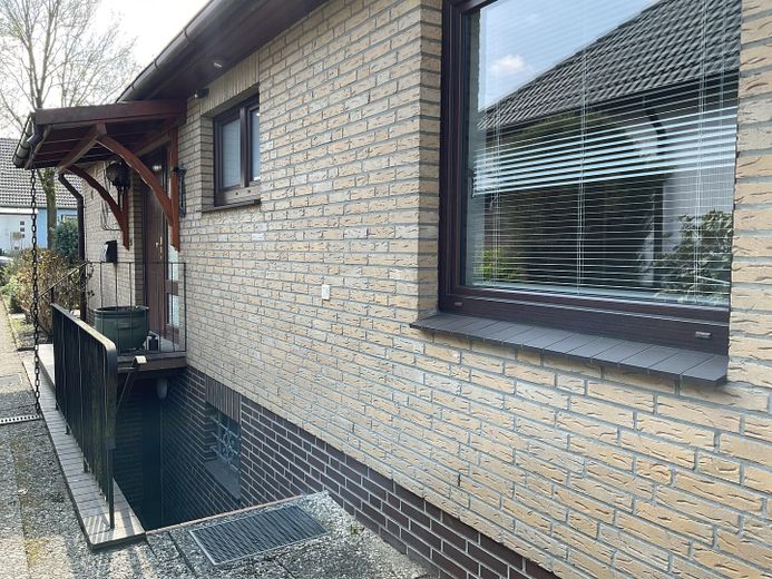 Gepflegtes Einfamilienhaus mit 2 Wohneinheiten in Hamburg-Bergedorf/Alt Nettelnburg – Kellertreppe außen