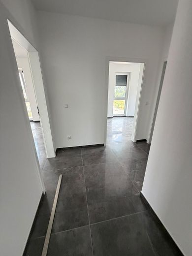 Moderne 4-Zimmer-Neubauwohnung mit Einbauküche, Balkon und Stellplatz in Rodenbach – Foto 9