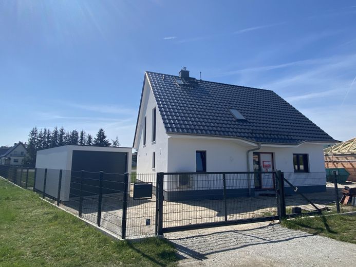 Now at an advantageous price: Modern country house incl. plot & fitted kitchen – Eingangsbereich