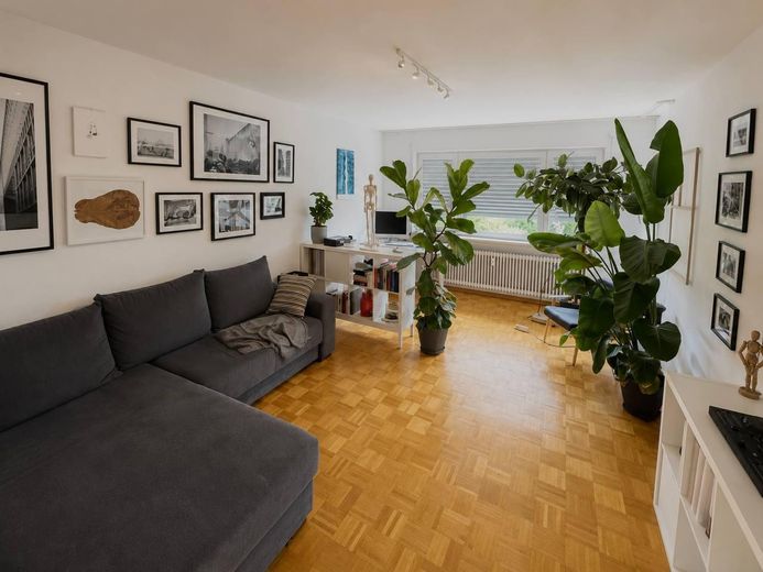 2,5 Zi-Wohnung Hochparterre mit Nord und Süd Balkon in ruhiger Lage, Tiefgarage, geringe Nebenkosten – Wohnzimmer