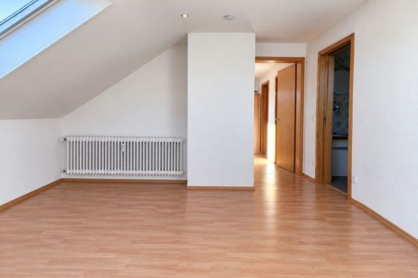 73249 Wernau: Helle gemütliche 2,5-Zi-DG-Wohnung mit EBK. Renoviert. Frei.