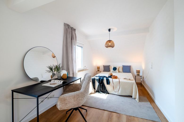 Provisionsfrei und sofort bezugsfertig: Renoviertes EFH mit Garten – Jugendzimmer mit Balkon