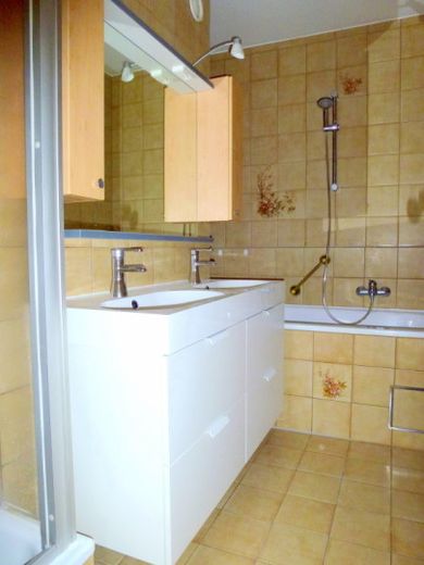 100 m² | Provisionsfrei | Dachgeschoßwohnung | Weitsicht über Felder und Wiesen – Bad
