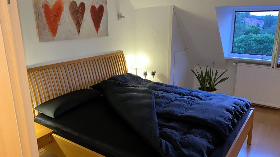 Wohnen und Arbeiten: Stilvolles Mehrfamilien- und Geschäftshaus mit großem Garten. – 1. OG Schlafzimmer
