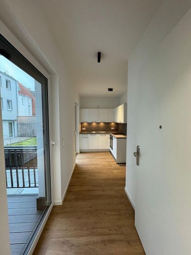 Wstrzymano przyjmowanie zapytań – nowoczesne mieszkanie jednopokojowe z balkonem i windą w sercu Hanoweru – Eingang + Balkon