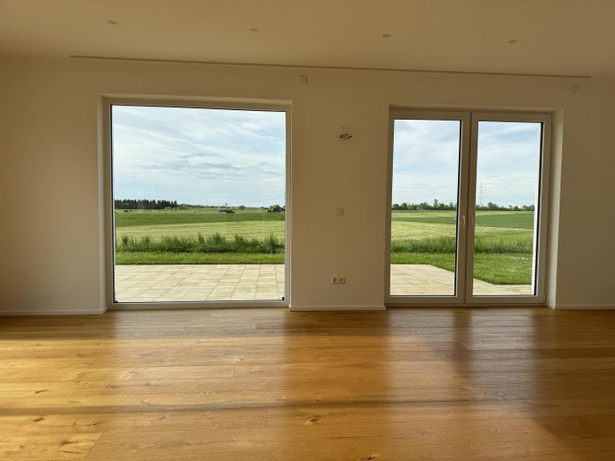 Aussicht ins Grüne! Lichtdurchflutetes Massivhaus in Bihlafingen, provisionsfrei – Wohnzimmer