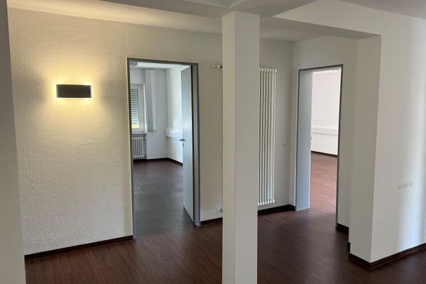 Küçük bir ofis merkezinde 5 ayrı ofis (30 m²’den başlayan büyüklüklerde), seçkin konumda - doğrudan sahibinden