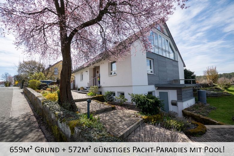 Haus mit blühendem Baum