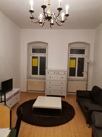MFH Chemnitz-Kaßberg ca. 7%Rendite VOLLvermiet. WEG-aufget. Fernwärme lfd. instand geh. + Ausbaures. – Wohnzimmer in 3-Zi.-WE im EG