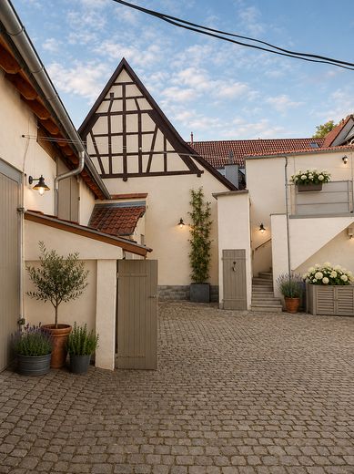 Charmantes Bauernhaus im Ortskern von Bodenheim – Hofansicht mit KI