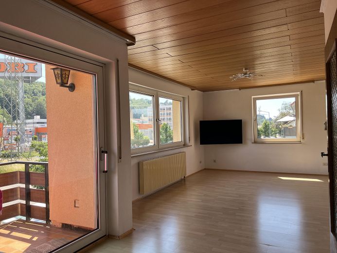 Wohn-Eßzimmer mit Balkon 