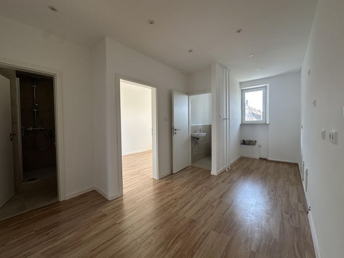 Erstbezug nach umfassender Modernisierung! Stilvolle 4-Zimmer-Wohnung in begehrter Lage – Offene Küche 