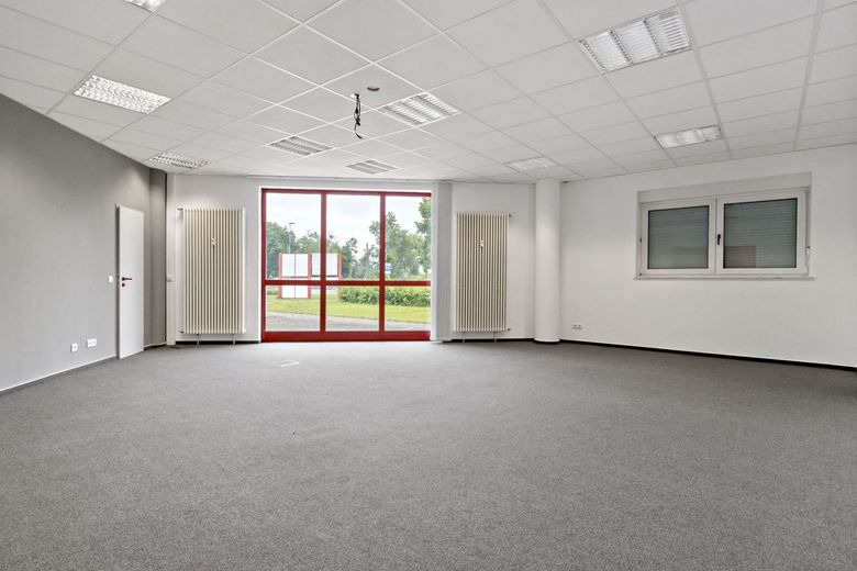 Amplia superficie de oficinas y comercial en Merseburg - ¡aprox. 834 m² divisible en alquiler! – Büro EG