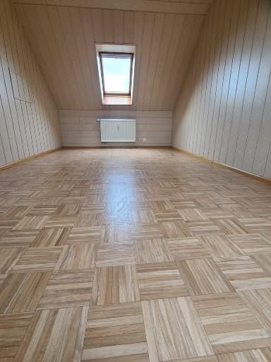 SOFORT BEZUGSFREI! Sehr geräumige lichtdurchflutete 4-Zi- Maisonette-Wohnung inkl. Balkon, Carport – Zimmer DG