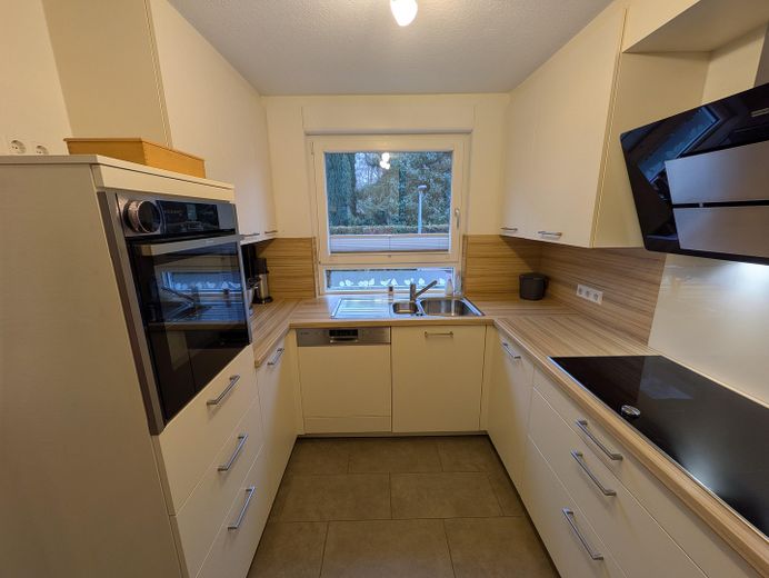 Sogno per la famiglia ai margini del bosco - casa a schiera completamente ristrutturata con terrazza soleggiata e possibilità di ampliamento – Küche