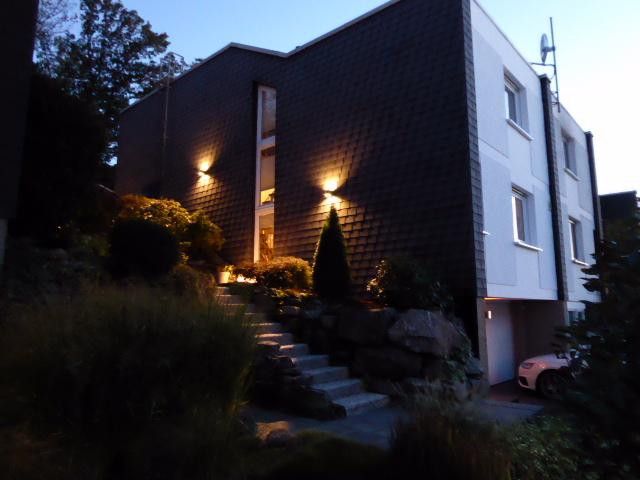 Skrajny dom szeregowy w architekturze split-level, wszystko oprócz zwyczajności! – Abendstimmung
