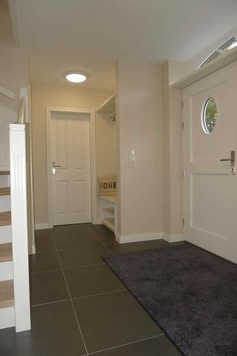 Garderobe und Zugang Gäste-WC