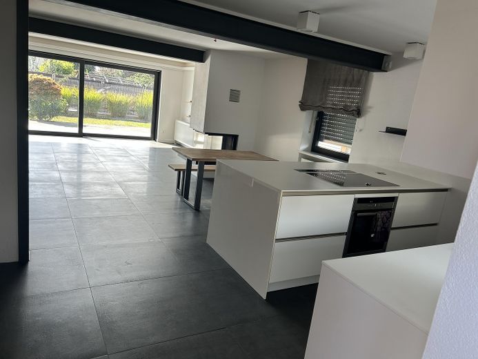 Moderna y luminosa vivienda pareada de planta abierta con jardín – Foto 2