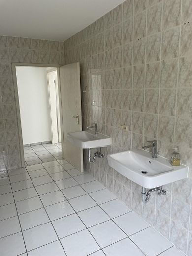 Aantrekkelijk, pas gerenoveerd 3-kamerappartement op een gewilde hoger gelegen locatie met onbelemmerd weids uitzicht – Großes Badezimmer