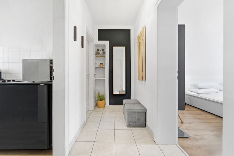 Modern furnished 1-room apartment in Essen – Flur