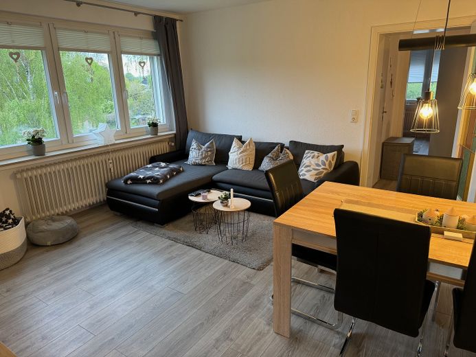 Schöne 4 Zimmer Wohnung mit Garage – Wohnzimmer