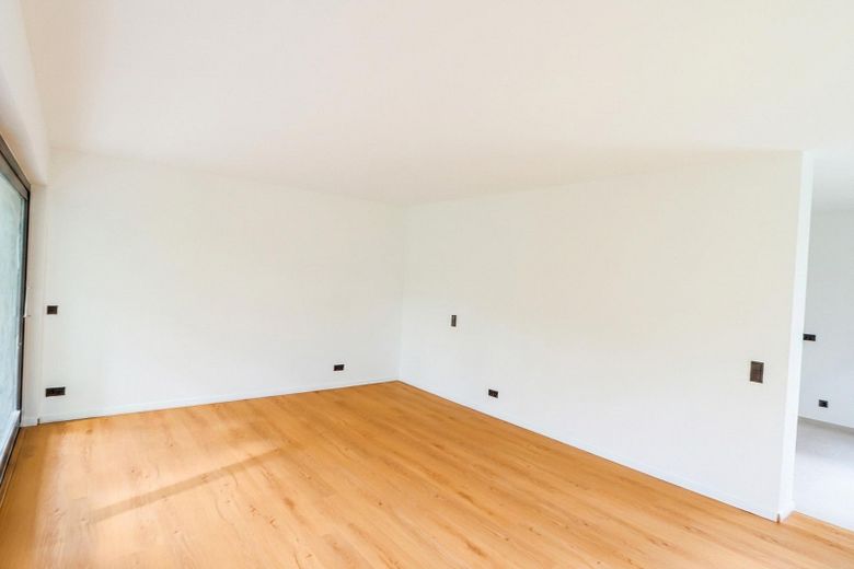 Erstbezug nach Sanierung: Barrierearme 2-Zimmer-Wohnung, Balkon & Tiefgarage in Bestlage Iserlohns – Wohnzimmer unmöbliert