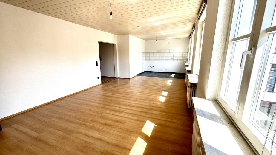 Erstbezug nach Sanierung | Helle 3,5-Zimmer-Wohnung in bester Innenstadtlage – Wohn-/ Küchenbereich